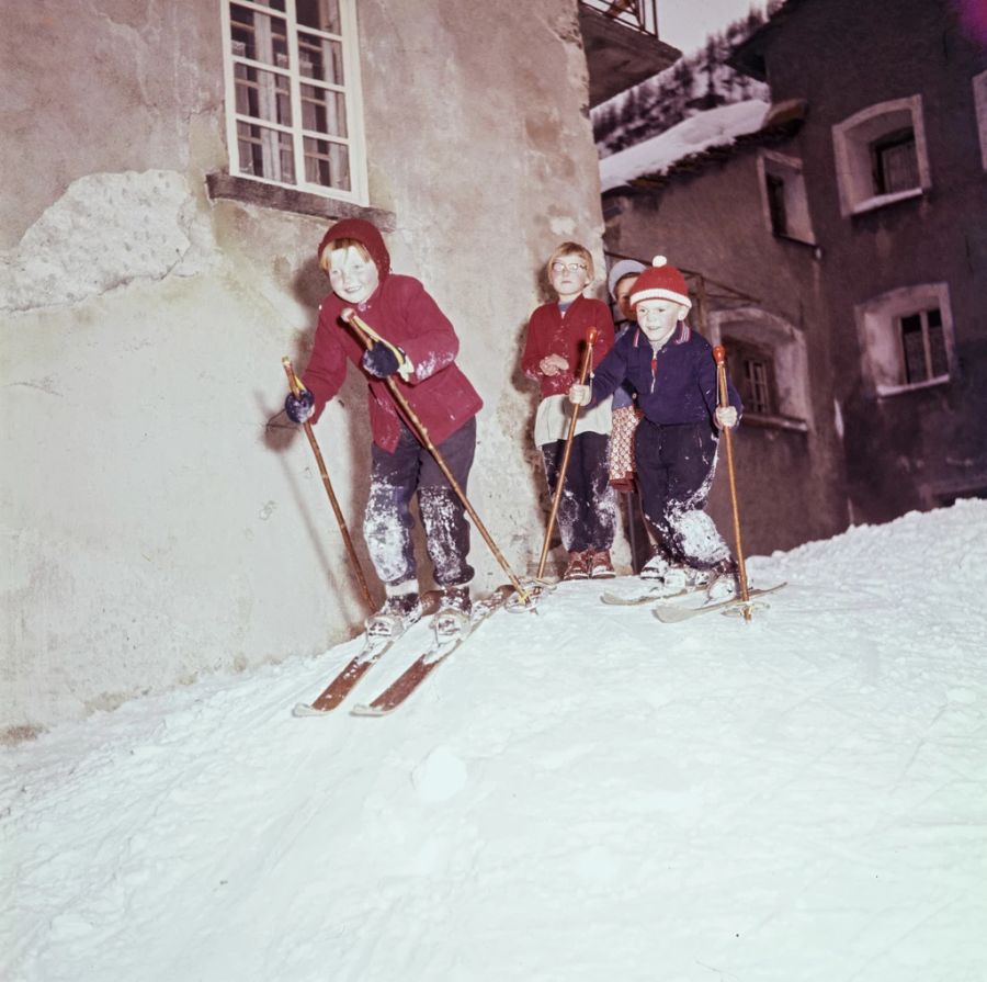 Früher habe es das bestimmt gegeben, meint Barbara Rosina von der Gemeindeschule St. Moritz. Hier ein Bild von Simplon Dorf aus dem Jahr 1959.