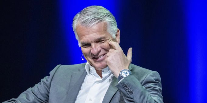 Die Grossbank UBS bleibt vorerst gelassen in Bezug auf mögliche negative Auswirkungen des Zollkonflikts mit den USA auf das Geschäft. (Archivbild) UBS-Chef Sergio Ermotti