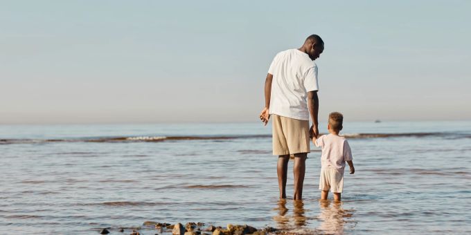 Alleinerziehende Väter haben es nicht immer leicht. Vater mit Kind im Wasser