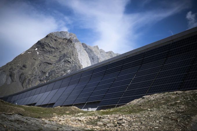 Solaranlage der Axpo an der Muttsee Staumauer in Linthal GL. (Archivbild) Axpo Solarmodule