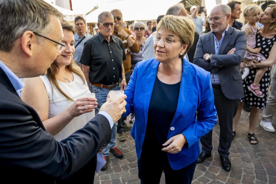 Bundespräsidentin Viola Amherd stösst mit Walliser Weisswein mit Staatsrat Franz Ruppen an, während dem Apéro mit der Bevölkerung in Sitten, dem ersten Halt auf der zweitägigen Bundesratsreise.