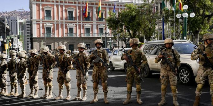 Soldaten bewachen den Zugang zum Präsidentenpalast in La Paz während des Putschversuchs. Bolivien