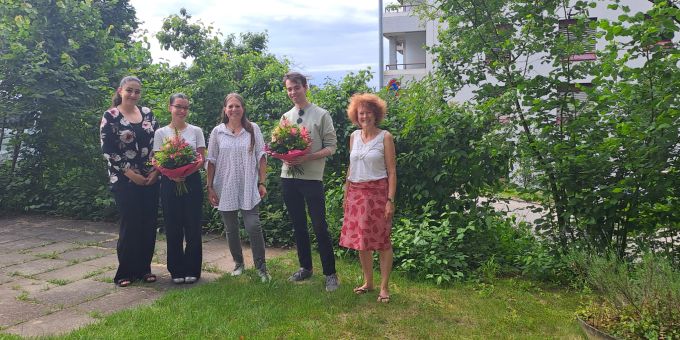 Das Gruppenfoto von Sonja Schaffner, Chiara Hölsti, Jolanda Meier, Jannis Nägeli und Frau Höls. FaBe-Lehrstellen an der Schule Wetzikon
