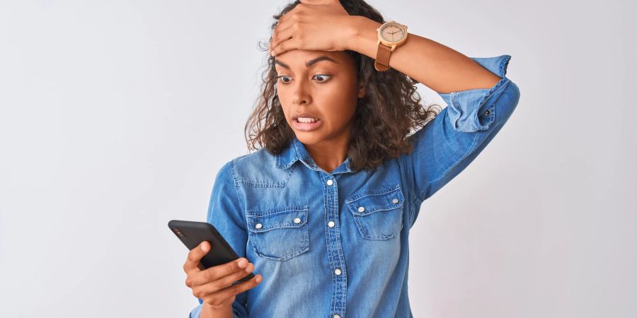 Besorgtes Teenager-Mädchen am Smartphone