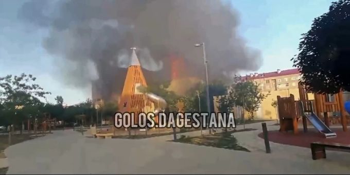Dieses Foto aus einem von Golos Dagestana veröffentlichten Video zeigt aufsteigenden Rauch nach einem Angriff in Machatschkala in der Republik Dagestan, Russland, am Sonntag, 23. Juni 2024. Russland Terror