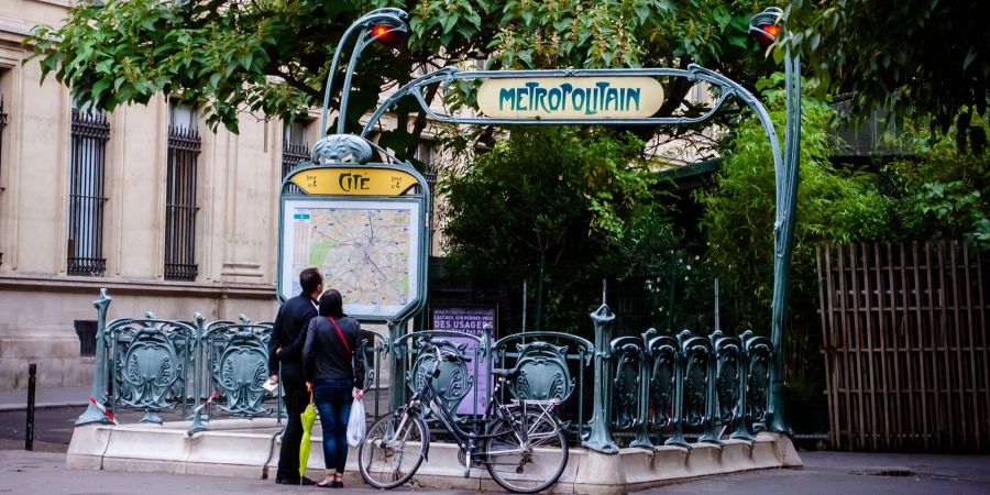 Nicht nur während der Olympischen Sommerspiele ein ideales Fortbewegungsmittel in Paris: Die Metro oder das Fahrrad.