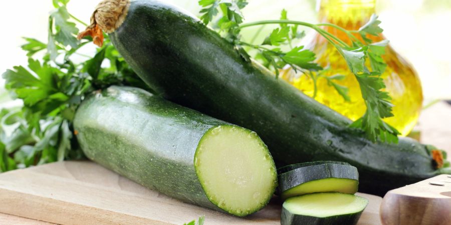 Rohe Zucchini aufgeschnitten.