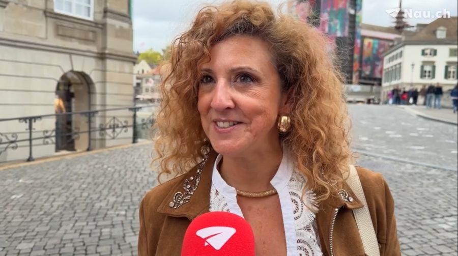 Susana (53) ist selbst Hausfrau und denkt, dass nicht alle damit klarkommen würden, so viel zuhause zu bleiben.
