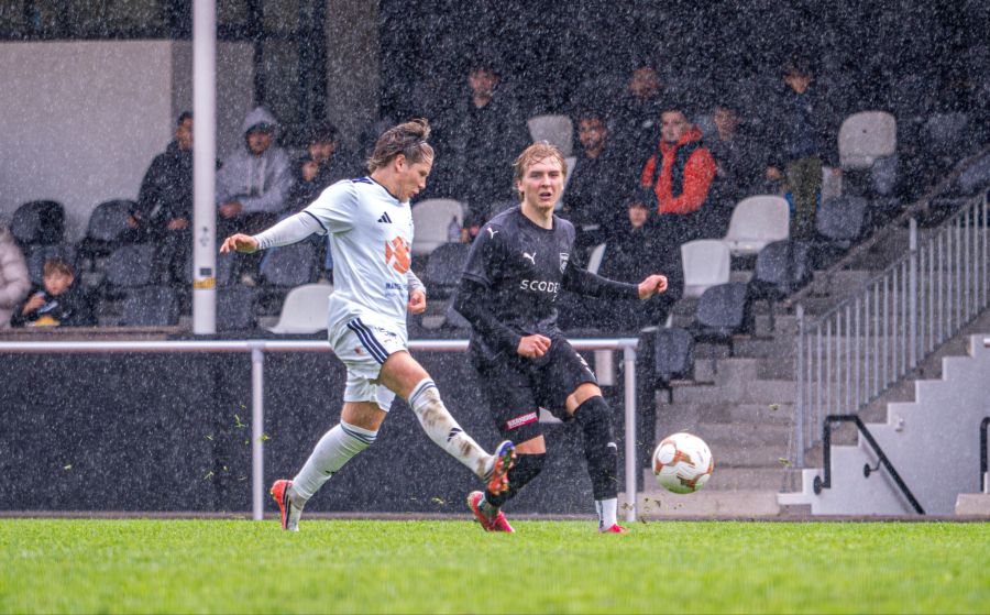 Bajinovic (Köniz, rechts) und Gisin (Allschwil) im strömenden Regen.