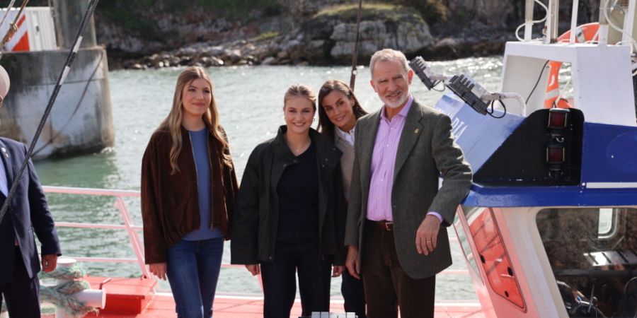 Spaniens Kˆnig Felipe VI. (r-l), Kˆnigin Letizia, Prinzessin Leonor und Infantin SofÌa w‰hrend ihres Besuchs in Llanes. Foto: Ra˙l Terrel/EUROPA PRESS/dpa