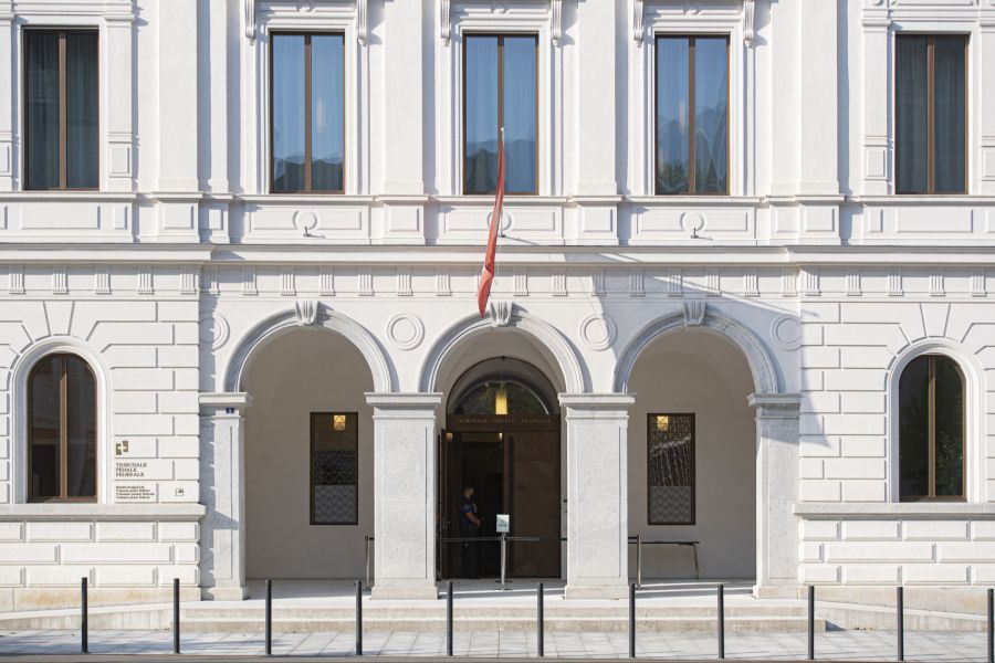 Die Frau wurde sechs Stunden lang verhört. Und obwohl die Bundesanwaltschaft bei ihr keine Hinweise auf eine Agentinnen-Tätigkeit fand, wurde sie nicht sofort freigelassen.