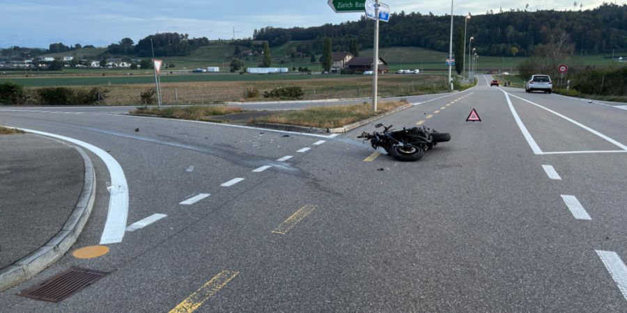 Der Töfffahrer musste zur Behandlung in ein Spital gebracht werden.