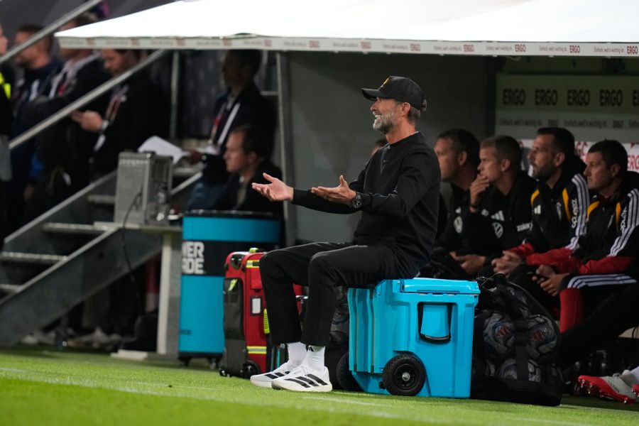 Auf der Kühlbox statt auf der Bank: Klopp hadert an der Seitenlinie mit dem Spielverlauf.