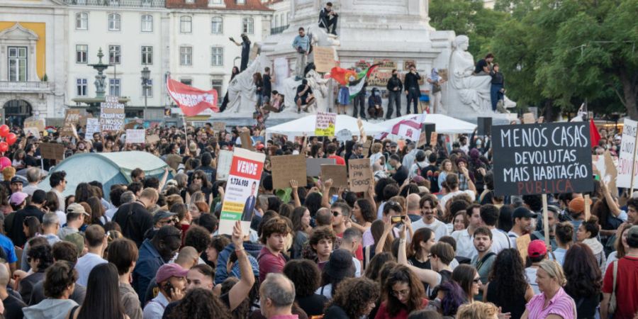 Demonstranten versammeln sich im Zentrum von Lissabon und fordern bezahlbaren Wohnraum sowie Maßnahmen zur Bewältigung der Wohnungskrise in Portugal. Foto: Ricardo Rocha/ZUMA Press Wi...