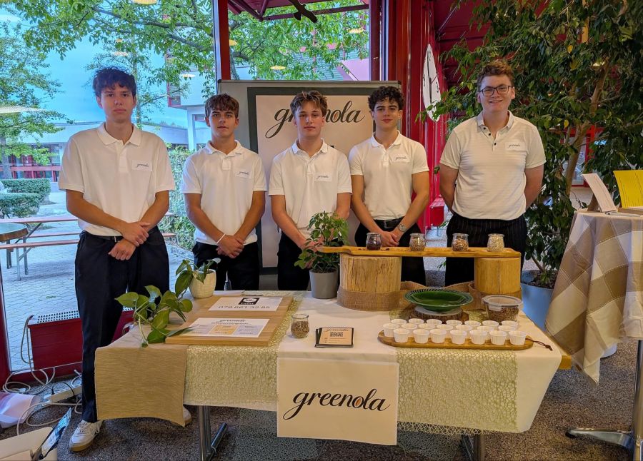 Sie bilden das Team Greenola (von links): Anton Erler als CAO, Luk Burri als CFO und stellvertretender CEO, Jan Speck als CMO,  Oscar Nordstedt als CEO und Nik Keiser als CPO. Nicht auf dem