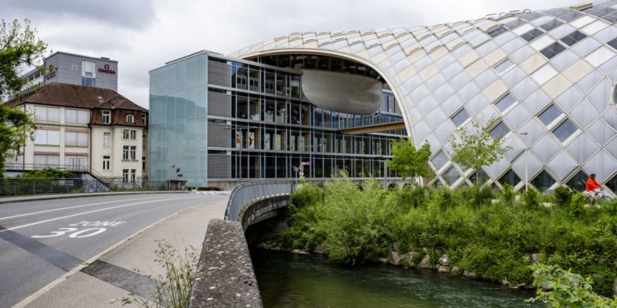 Die Stadt Biel - im Bild das Hauptquartier der Swatch Group - blickt auf eine lange Uhrentradition zurück. (Archivbild)