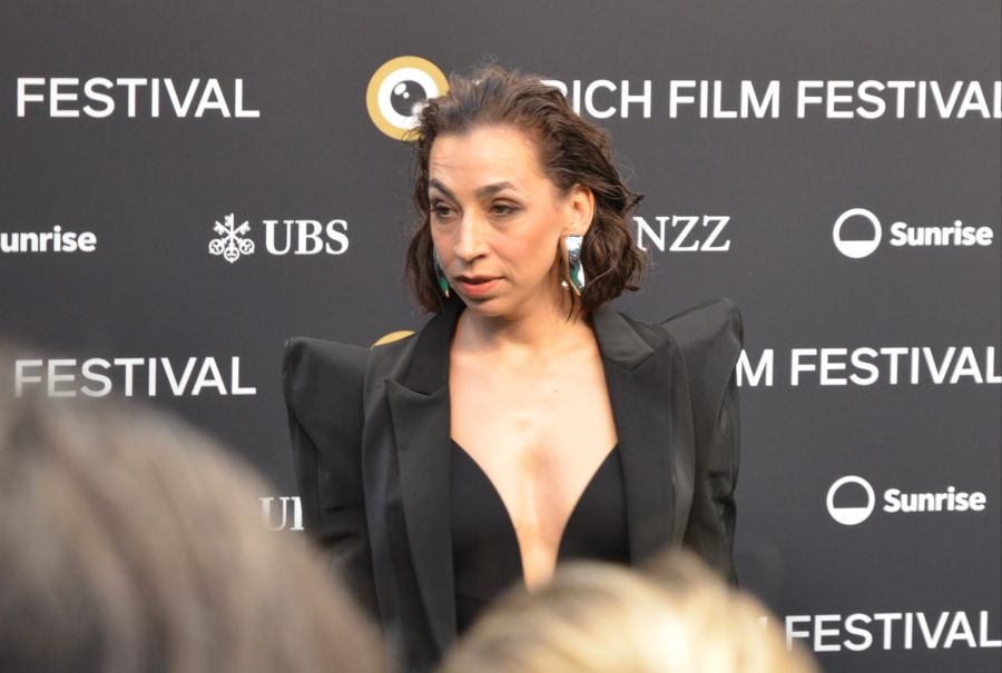 Krimi-Pause an der Limmat: «Tatort»-Star Carol Schuler feierte gut gelaunt den Festival-Start.