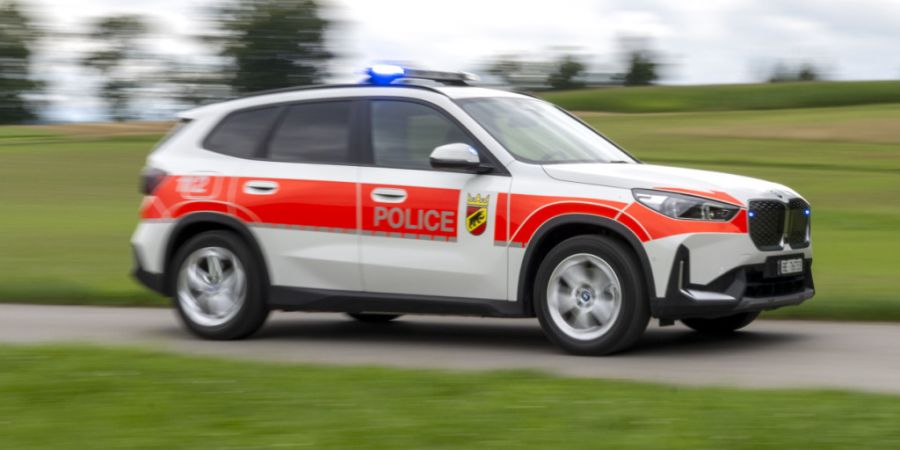 Die Berner Kantonspolizei sucht einen Tankstellenräuber. (Symbolbild)
