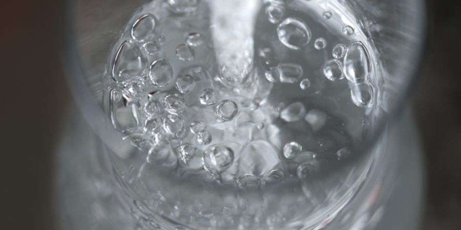 Das Trinkwasser aus dem Grundwasserpumpkraftwerk Tierfed in Glarus weist keinen zu hohen PFOA-Wert auf. (Symbolbild)