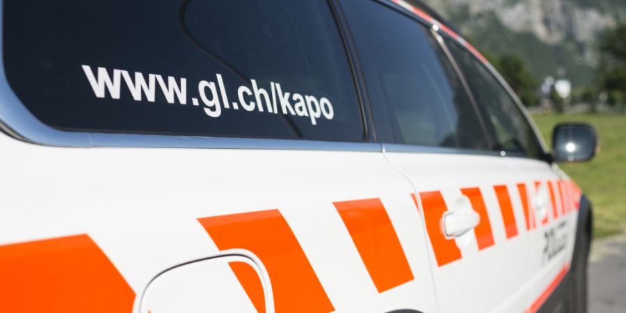 Die Kantonspolizei Glarus musste vor kurzem ausrücken, weil in ein Schulhaus eingebrochen wurde. (Symbolbild)