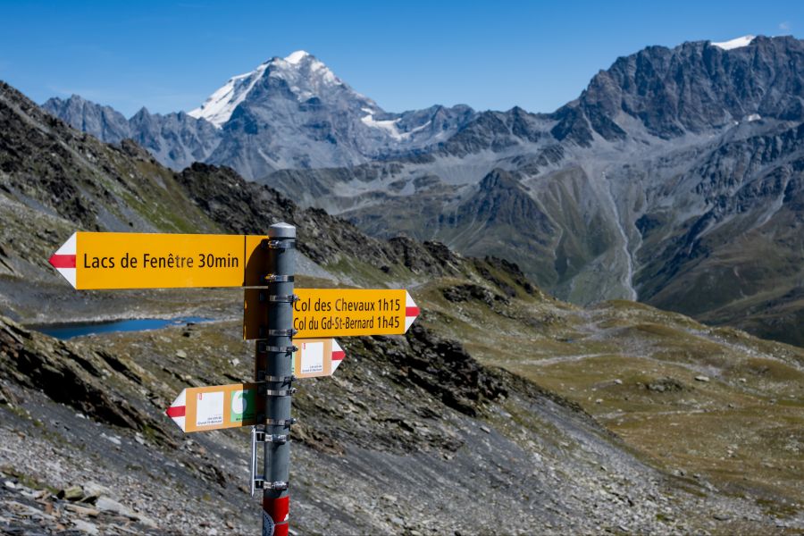 An etwa 50'000 Standorten auf den Schweizer Wanderwegen stehen Wegweiser mit Orts- und Zeitangaben.
