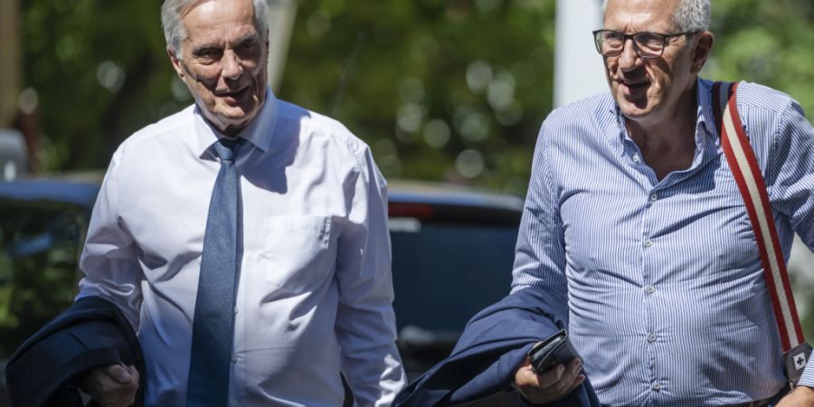 Das Urteil gegen den ehemaligen Raiffeisen-Chef Pierin Vincenz wird erst im Januar 2027 eröffnet. Hier im Bild mit seinem Anwalt Lorenz Erni (links). (Archivbild)