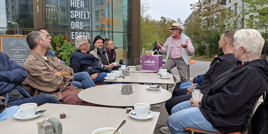 Die Teilnehmenden des Fachaustauschs hören Ex-Stadtrat Hanspeter Lienhart zu