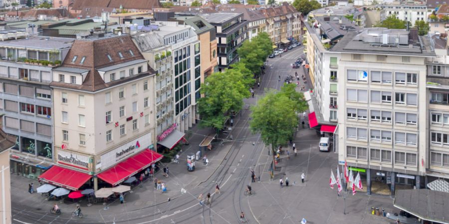 Das Restaurant «Zum Schiefen Eck» (links unten) beim Clarplatz plant den Einbau einer Bühne für Live-Musik. (Archivbild)