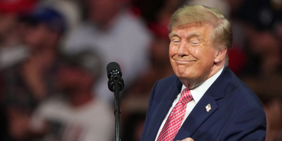 US-Präsident Donald Trump spricht bei einer Wahlkampfveranstaltung in der Heartland Credit Union Arena. Foto: Charlie Riedel/AP/dpa