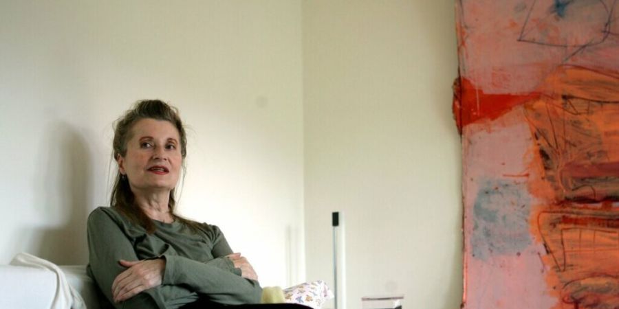 Elfriede Jelinek bezieht auf ihrer Homepage Position zu gesellschaftspolitischen Themen, ihre Theaterstücke sind auf den Bühnen präsent - und vor allem in Österreich eckt sie an in ...