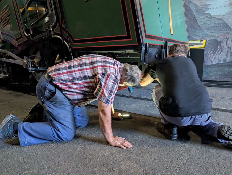 Spezialisten prüfen das Fahrwerk.