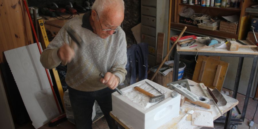 Auch mit 87 Jahren nimmt Ernst Bösch regelmässig Hammer und Meissel in die Hand
