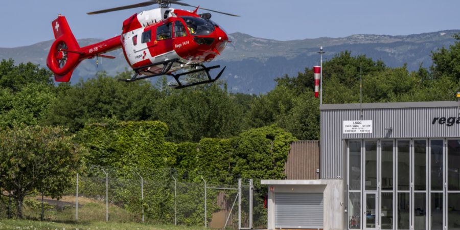 Um die schwer verletzte Frau ins Spital zu bringen, wurde ein Helikopter der Rettungsflugwacht aufgeboten. (Symbolbild)