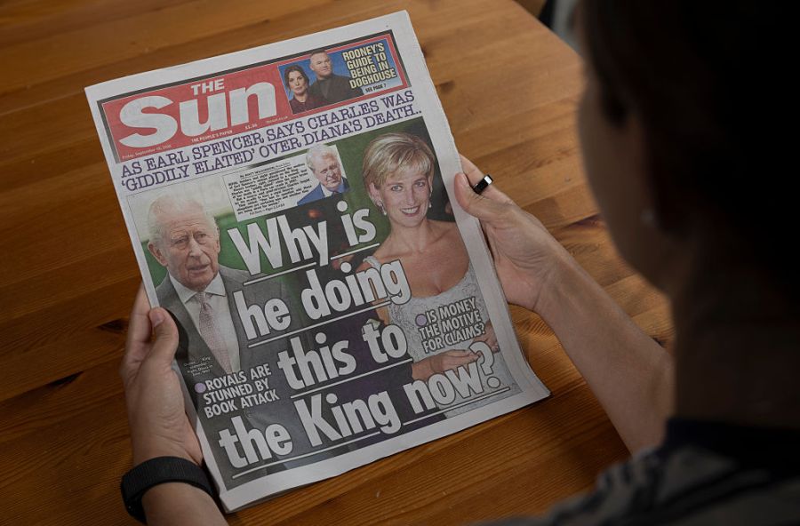 Auch «The Sun» macht mit Spencers Vorwürfen auf. Im Zentrum steht seine Behauptung, King Charles habe nach Dianas Tod «wie ein Lottogewinner» geklungen.