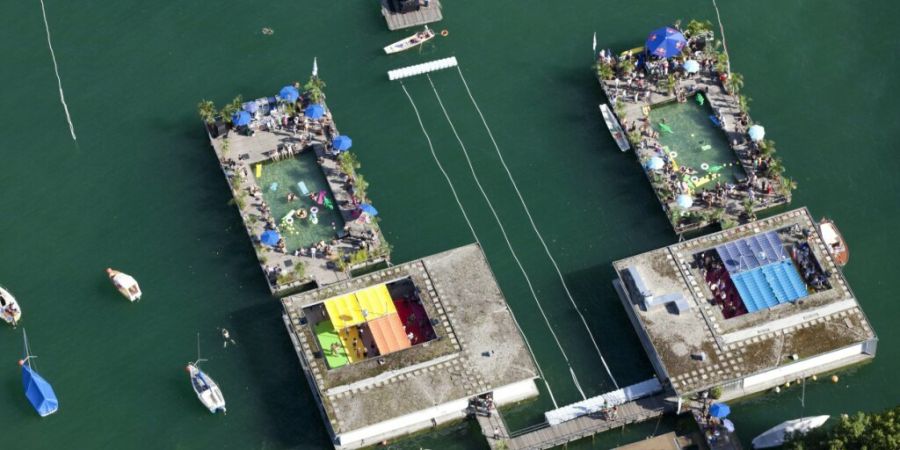 Der schwimmende Betonbau mit Untergeschoss droht wegen des zu tiefen Wasserstands auf Grund zu laufen. Die Sauna in der Enge bleibt deshalb bis auf Weiteres geschlossen. (Archivbild)