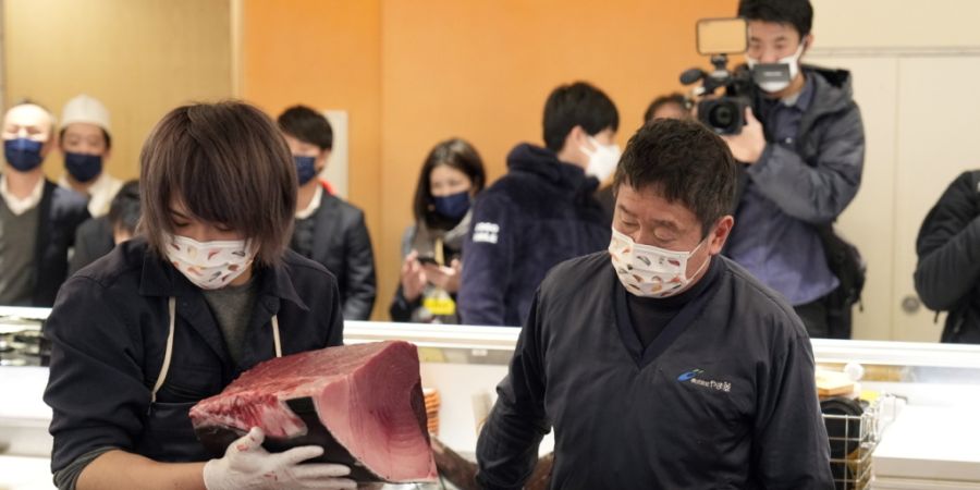 Frisches Thunfischfleisch ist rot und erzielt einen hohen Marktwert. (Archivbild)