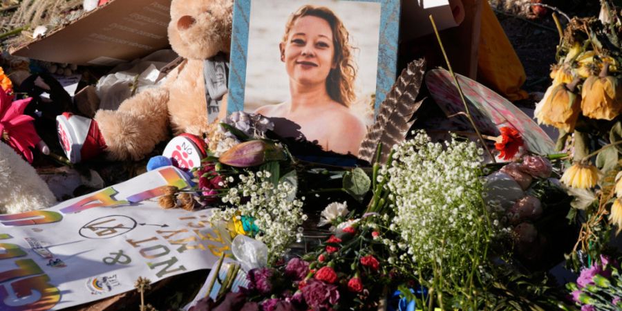 ARCHIV - Blumen und Fotos liegen an einer Gedenkstätte für Renée Good, die von US-Bundesbeamten erschossen worden war. Foto: Alex Brandon/AP/dpa