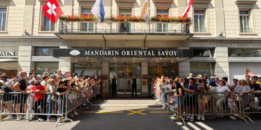 Über 100 Swifties belagerten das «Mandarin Oriental Savoy» am Zürcher Paradeplatz.