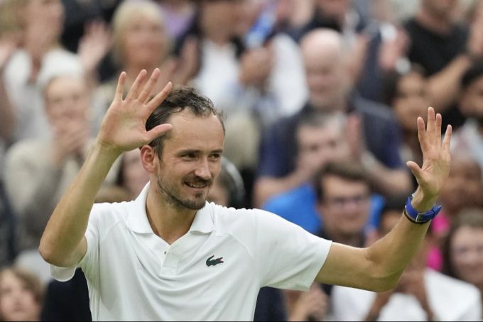 Daniil Medvedev hat allen Grund zu lächeln: In Wimbledon hat er den Weltranglisten-Ersten Jannik Sinner ausgeschalten. Daniil Medvedev