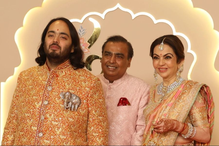 Anant Ambani mit seinen superreichen Eltern: Mukesh Ambani (Mitte) und seiner Ehefrau Nita Ambani (Rechts).