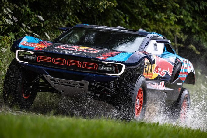 Red Bull und Ford finden schon vor der Formel-1-Zusammenarbeit für die Rally Dakar zueinander. Red Bull Ford Sainz