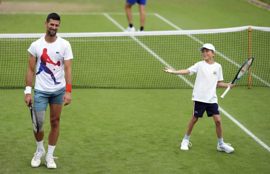 Novak Djokovic lacht in der Familien-Session viel, Sohn Stefan sieht das Ganze doch etwas ernster.