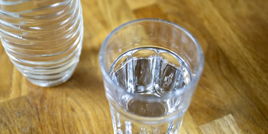 Die Polizei rät, Getränke nie unbeaufsichtigt zu lassen oder offene Getränke von unbekannten Personen entgegenzunehmen und zu trinken. (Symbolbild)
