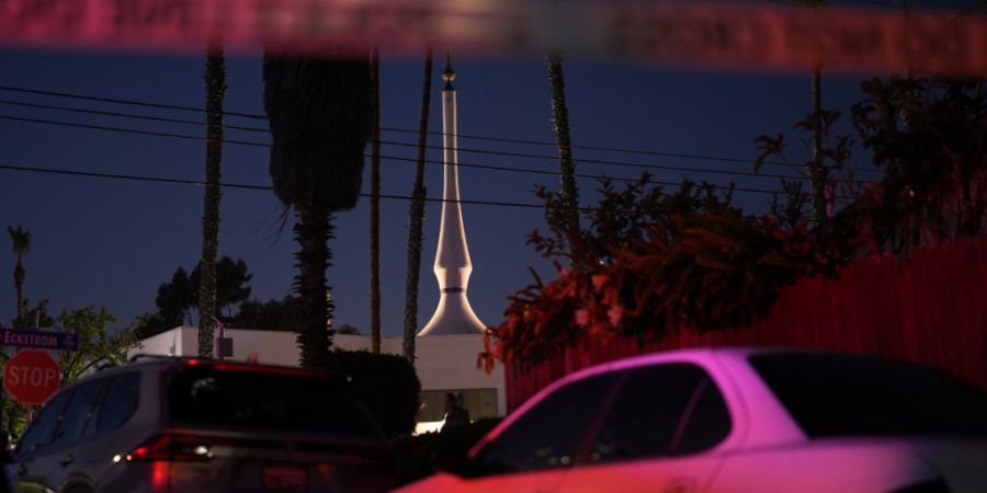 dpatopbilder - Die Polizei steht am Tatort nach Schüssen vor dem Islamic Center of San Diego. Foto: Gregory Bull/AP/dpa
