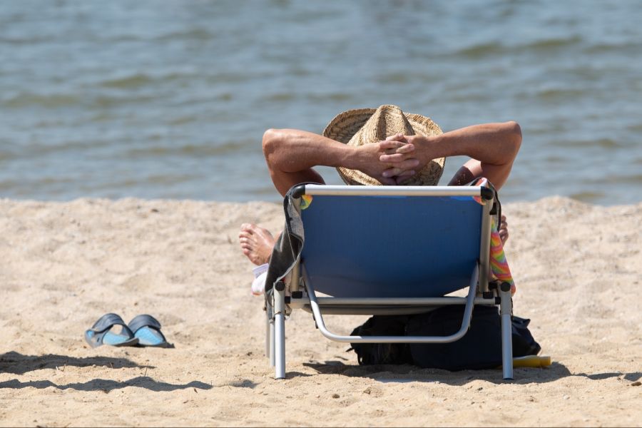 Für eine Sonnenliege mit Schirm in der ersten Reihe zahlt man laut der Frau mancherorts 110 Euro.