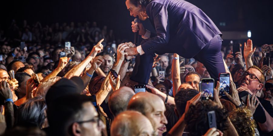 Nick Cave kam am Sonntagabend auch mit dem Publikum in Montreux in engen Kontakt, von dem er sich in die Luft heben liess.