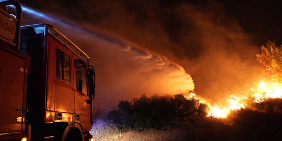 HANDOUT - Die Feuerwehr kämpft gegen einen Waldbrand in Südfrankreich. Foto: -/SDIS13/AP/dpa/Archivbild - ACHTUNG: Nur zur redaktionellen Verwendung im Zusammenhang mit der aktuellen ...