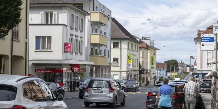 Der Verkehr kommt beim Abbau der CO2-Emissionen zu langsam voran. (Archivaufnahme von Hochdorf)