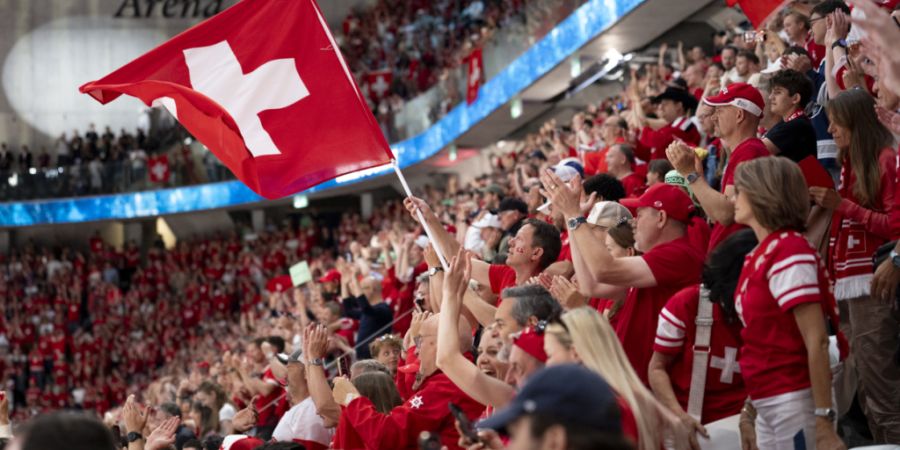 Im offiziellen Festzelt der Eishockey-WM in Zürich stimmten Fans rassistische Parolen an. (Symbolbild)