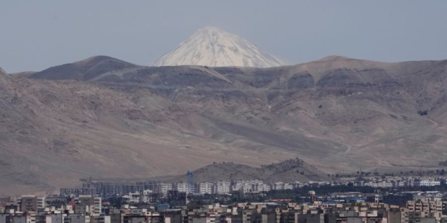 ARCHIV - Der Damavand-Gipfel, der höchste Gipfel im Iran, ist im Südosten Teherans zu sehen. Foto: Vahid Salemi/AP/dpa/Symbolbild